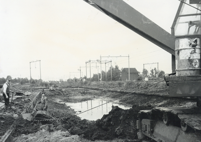 501047 Afbeelding van de graven van een waterloop ten behoeve van de aanleg van het volkstuincomplex Tuindorp Oost II ...